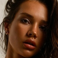 Alina Neuer Çıplak