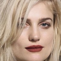 Alison Sudol Çıplak