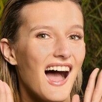 Anya Elsner Çıplak