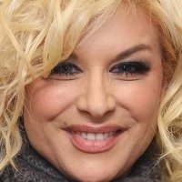 Bobbie Brown Çıplak