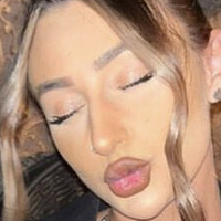 Briony W Çıplak