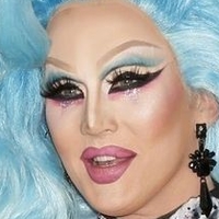 Charlie Hides Çıplak