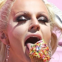 Courtney Act Çıplak