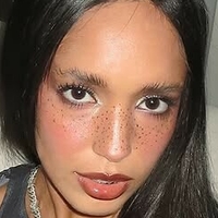 Dina Ayada Çıplak