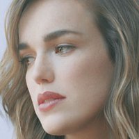 Elizabeth Henstridge Çıplak
