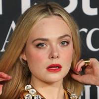Elle Fanning Çıplak