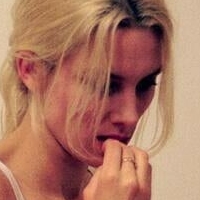 Ellie Rowsell Çıplak