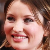 Emily Browning Çıplak