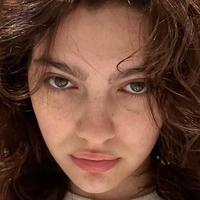 Emily Carey Çıplak
