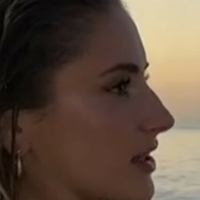 Emma Burnze Çıplak