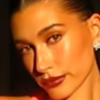 Hailey Baldwin Bieber Çıplak