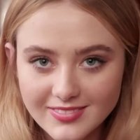 Kathryn Newton Çıplak