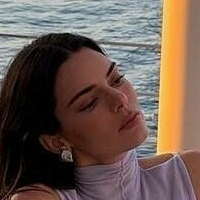 Kendall Braless Çıplak