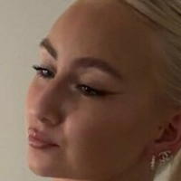 Lara-Charlottee Çıplak