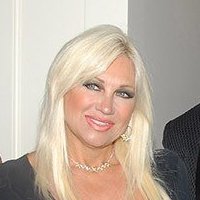 Linda Hogan Çıplak