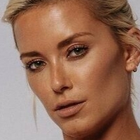 Liv Bentley Çıplak