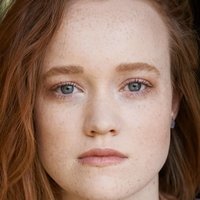 Liv Hewson Çıplak