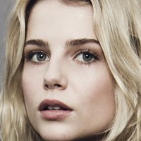 Lucy Boynton Çıplak