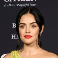 Lucy Hale Çıplak