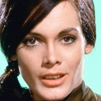 Martine Beswick Çıplak