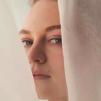 Mia Threapleton Çıplak