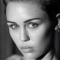 Miley Cyrus fakes Çıplak