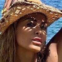 Nora Amile Çıplak