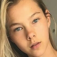Phoebe Combes Çıplak