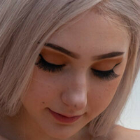 Skyla Vox Çıplak