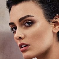 Wallis Day Çıplak